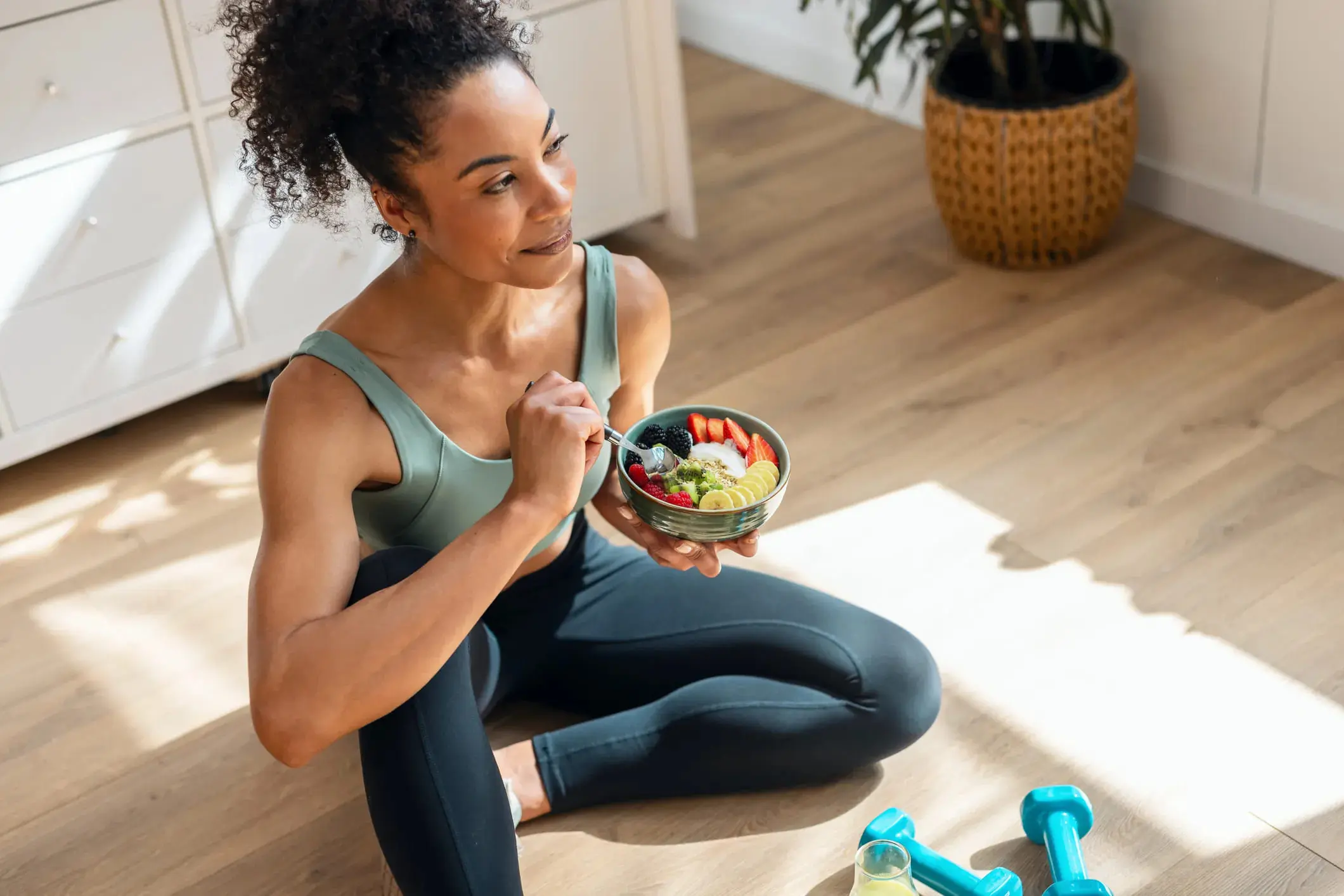 Women eating nutrition meal through Fitsse app